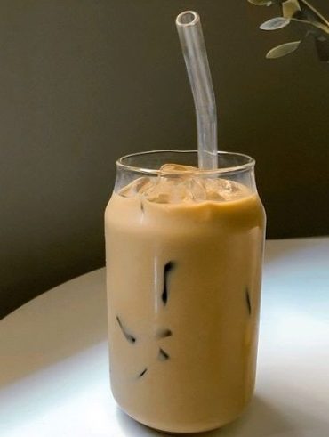 Super coffe: foto de café em copo de vidro com canudo.