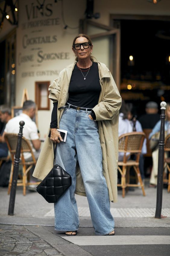 Mulher jovem em look street style.