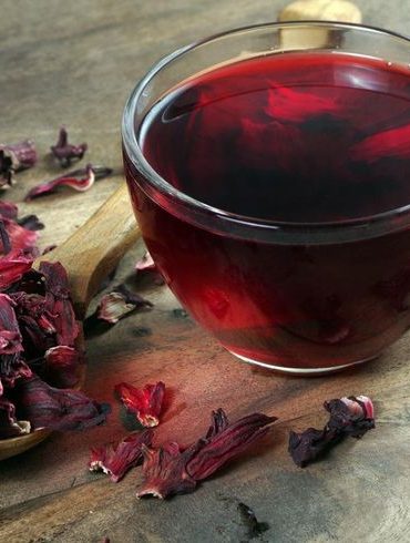 Foto de xícara transparente com chá de hibisco.