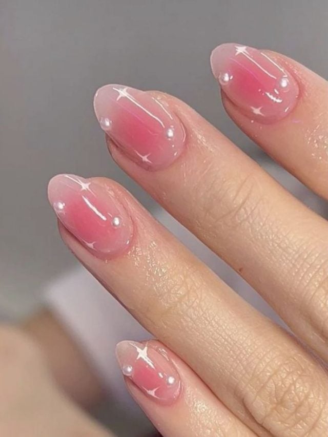 Mão branca com unha amendoada rosa "blush" com pérolas