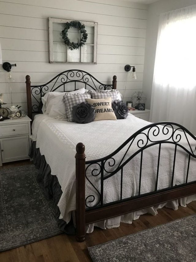 Quarto com cama de metal em preto e marrom