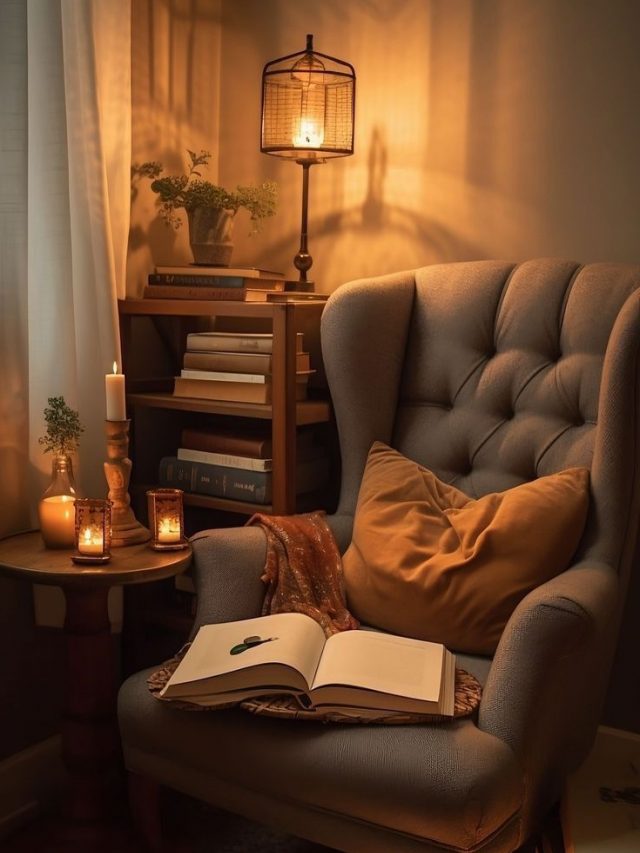 Sala com poltrona, velas e luminária