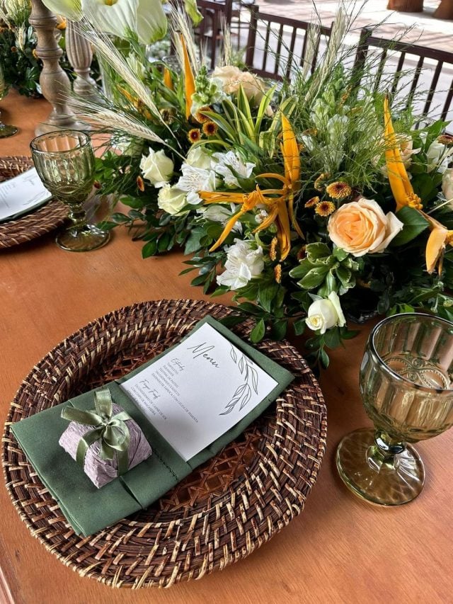 Mesa posta de casamento dos convidados com guardanapo de tecido