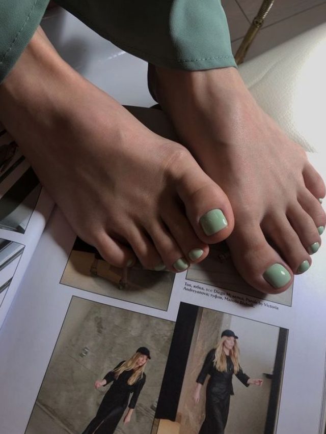 Pé de pele branca, com esmalte verde