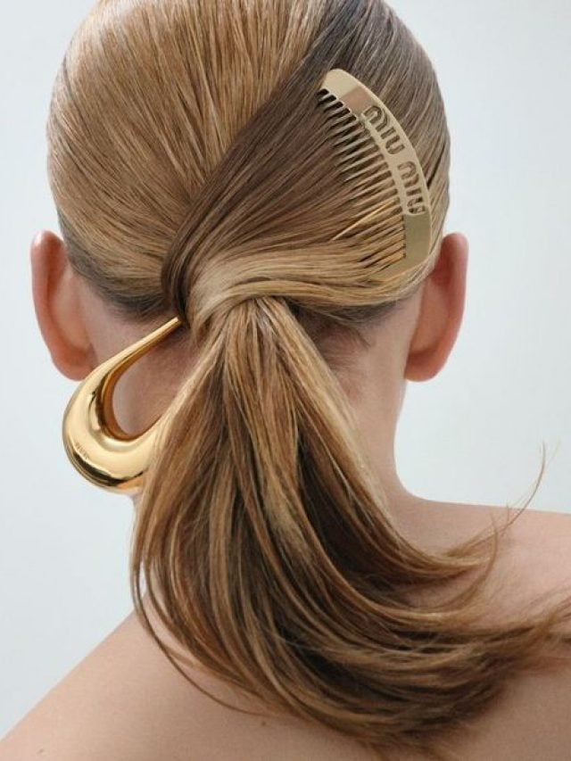 Mulher com penteado para cabelo curto e liso, com elástico com metal