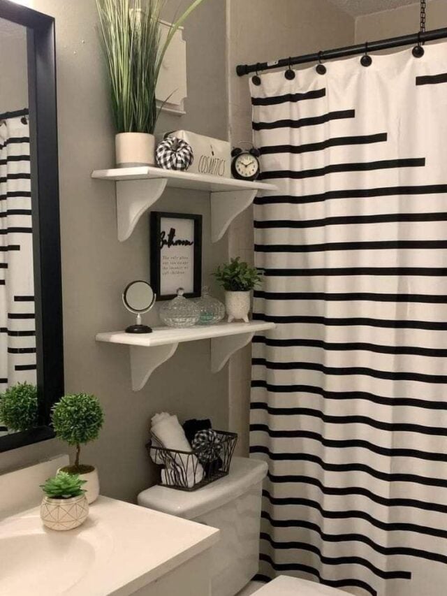 Banheiro em branco e preto