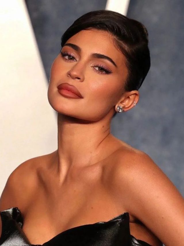 Kylie Jenner com vestido preto e maquiagem clássica