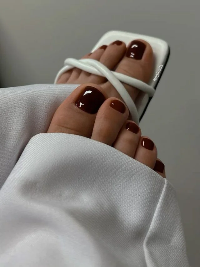 5 cores sofisticadas de unhas do pé para mulheres de 60 anos