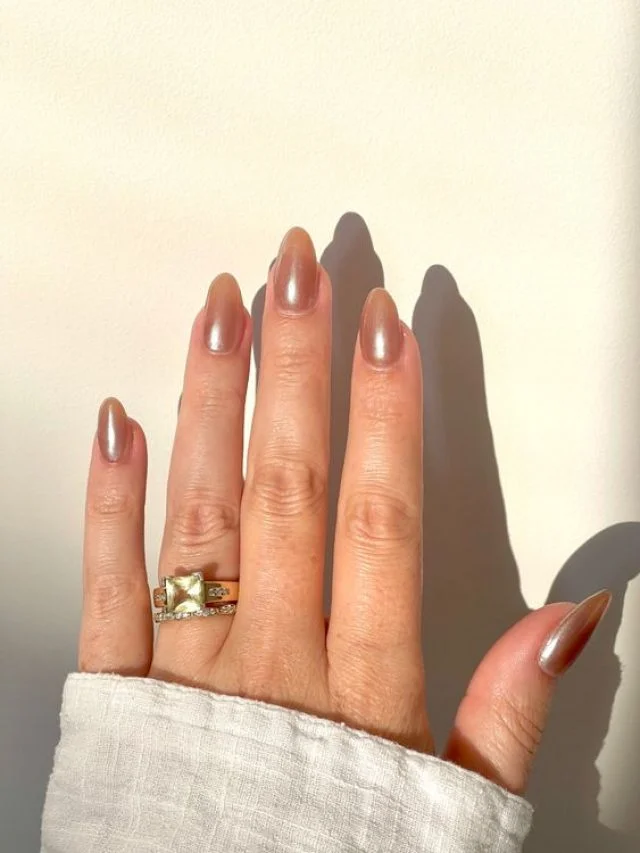 Unha almond nude promete ser a sua nova manicure favorita