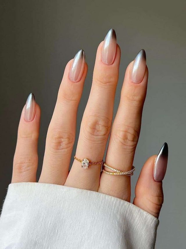 Mão branca com anéis e unha stiletto ombré marrom perolada