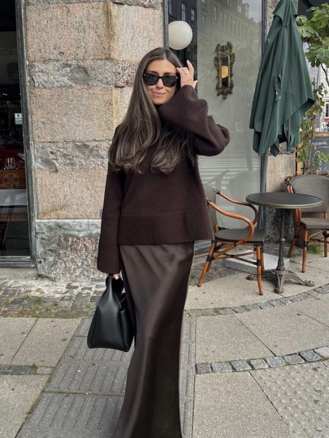 Look com tricô e saia de cetim