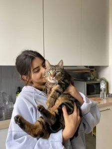 Mulher jovem segurando gato.