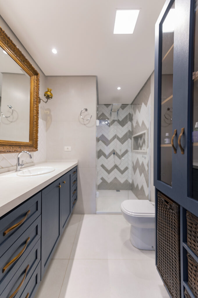 Banheiro azul e branco com revestimento cinza e branco