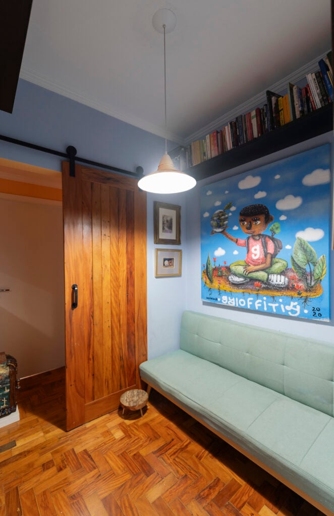 Ambiente com quadro colorido