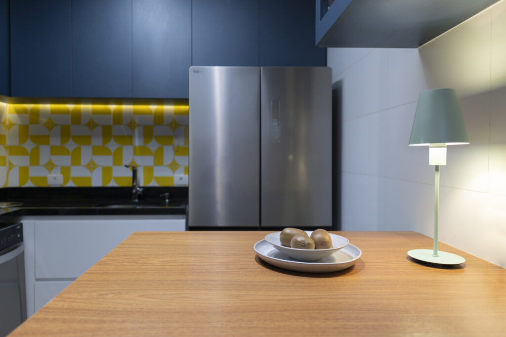 Cozinha com revestimentos branco e amarelo