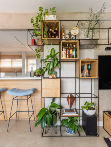 Ambiente com estante em metal, bancada e banquetas azuis