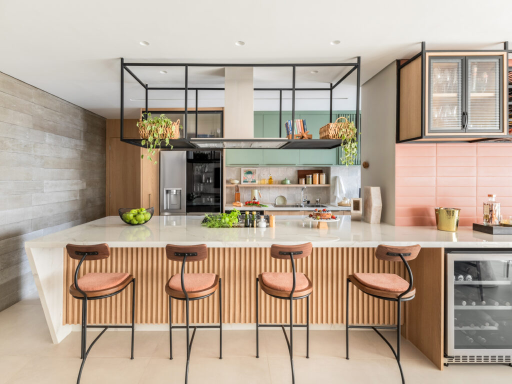 Cozinha com bancada e painel ripado no móvel