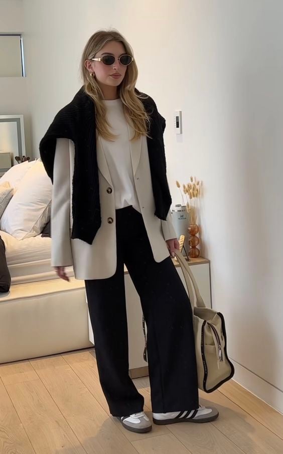 Look com blazer, calça de alfaiataria e Adidas Samba