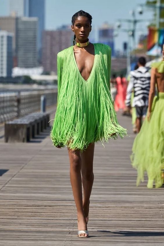 Look com vestido de franja em cor verde