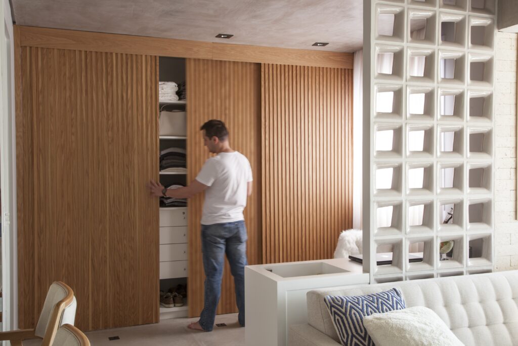Guarda-roupa com painel de madeira ripado