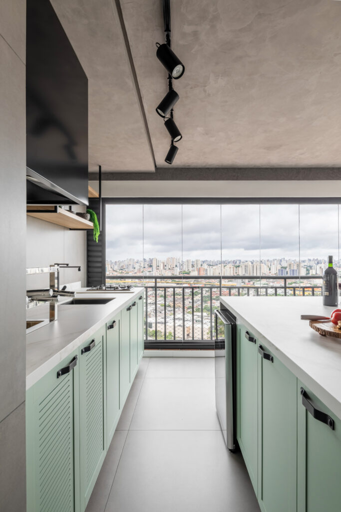 Cozinha verde-menta com iluminação com spots
