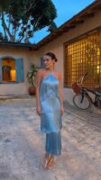 Look com vestido longo de franjas em cor azul claro
