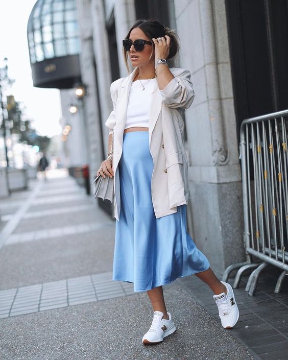 Look de grávida com saia de cetim