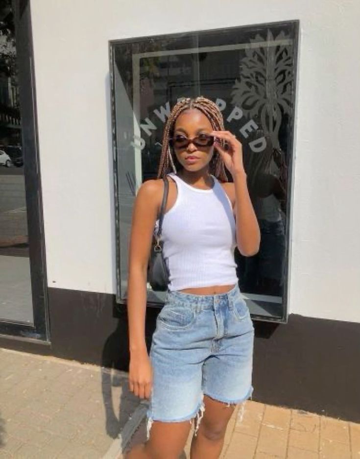 Mulher usando regata e bermuda jeans