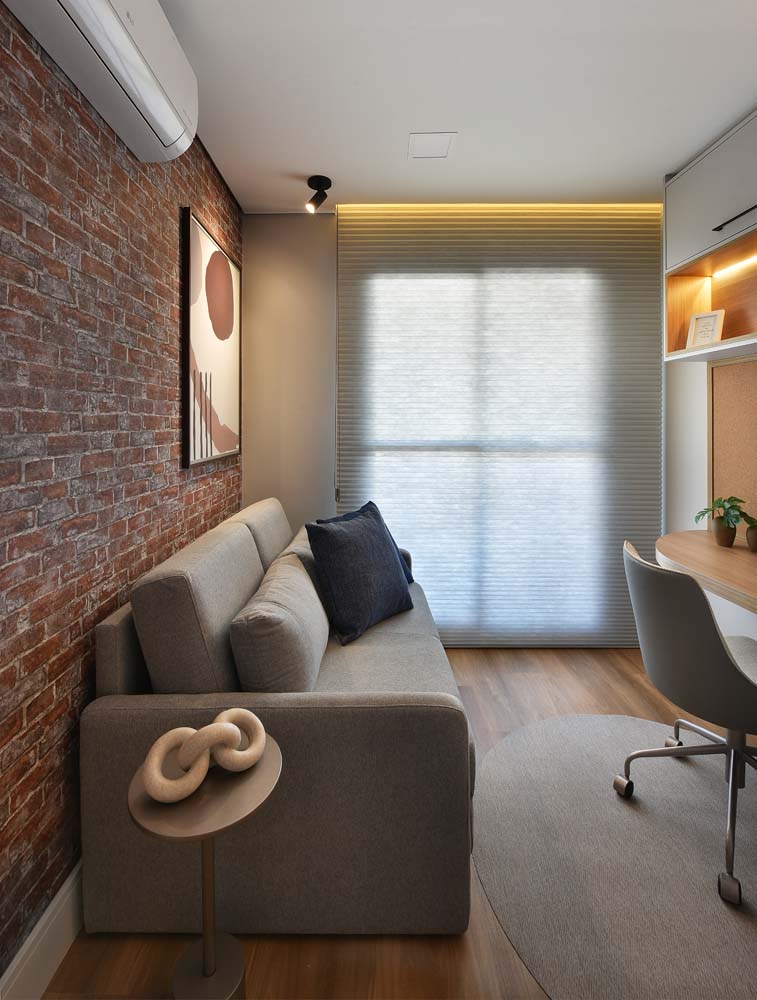 Sala pequena com sofá cinza