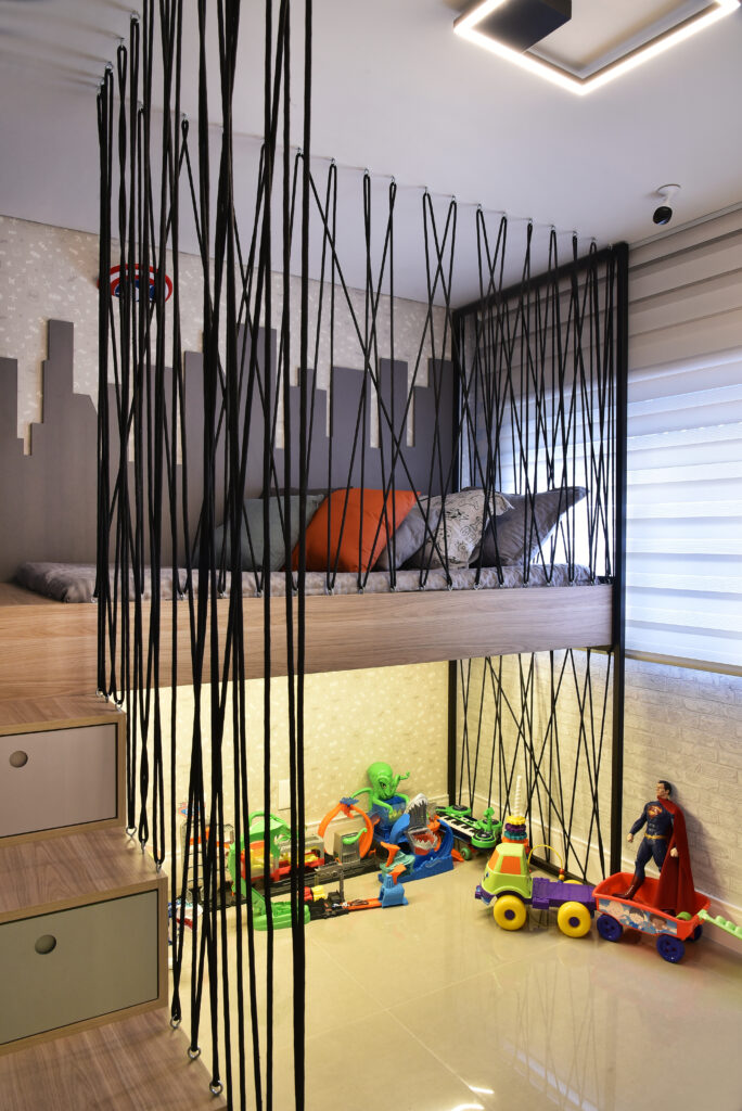 Espaço para guardar brinquedos, cama em cima