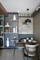 Ambiente com prateleiras, mesa e cadeira