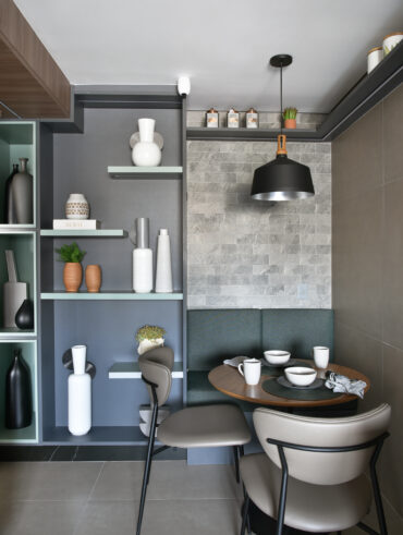 Ambiente com prateleiras, mesa e cadeira
