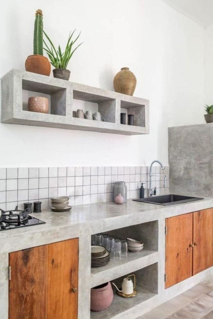 Cozinha com bancada em concreto e acabamento em cimento queimado