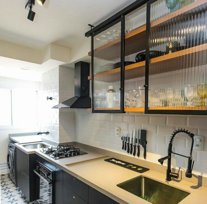 Cozinha com detalhes em preto