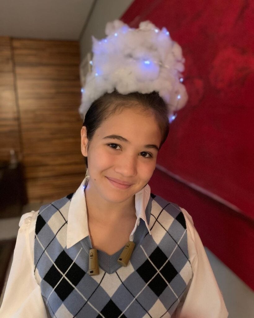 Menina com cabelo maluco de nuvem com brilho