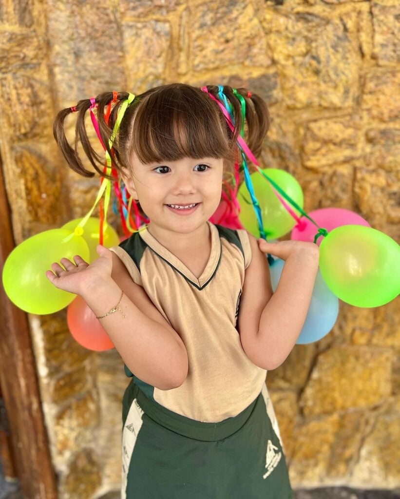 Menina com cabelo maluco, com cabelo para o alto com balões