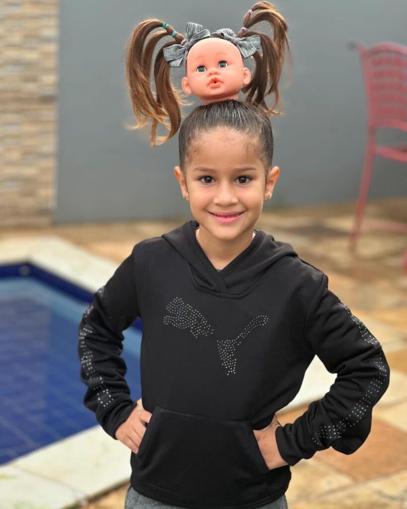 Menina com cabelo maluco de boneca