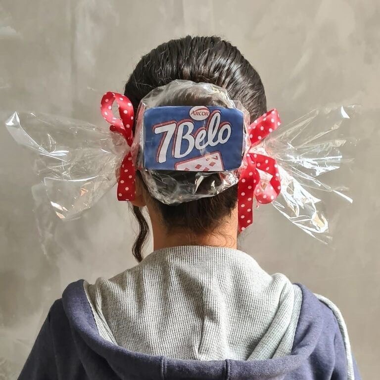 Menina com cabelo maluco de bala 7Belo