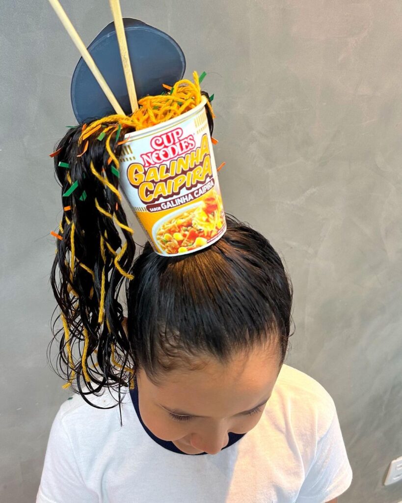 Menina com cabelo maluco de Cup Noodles