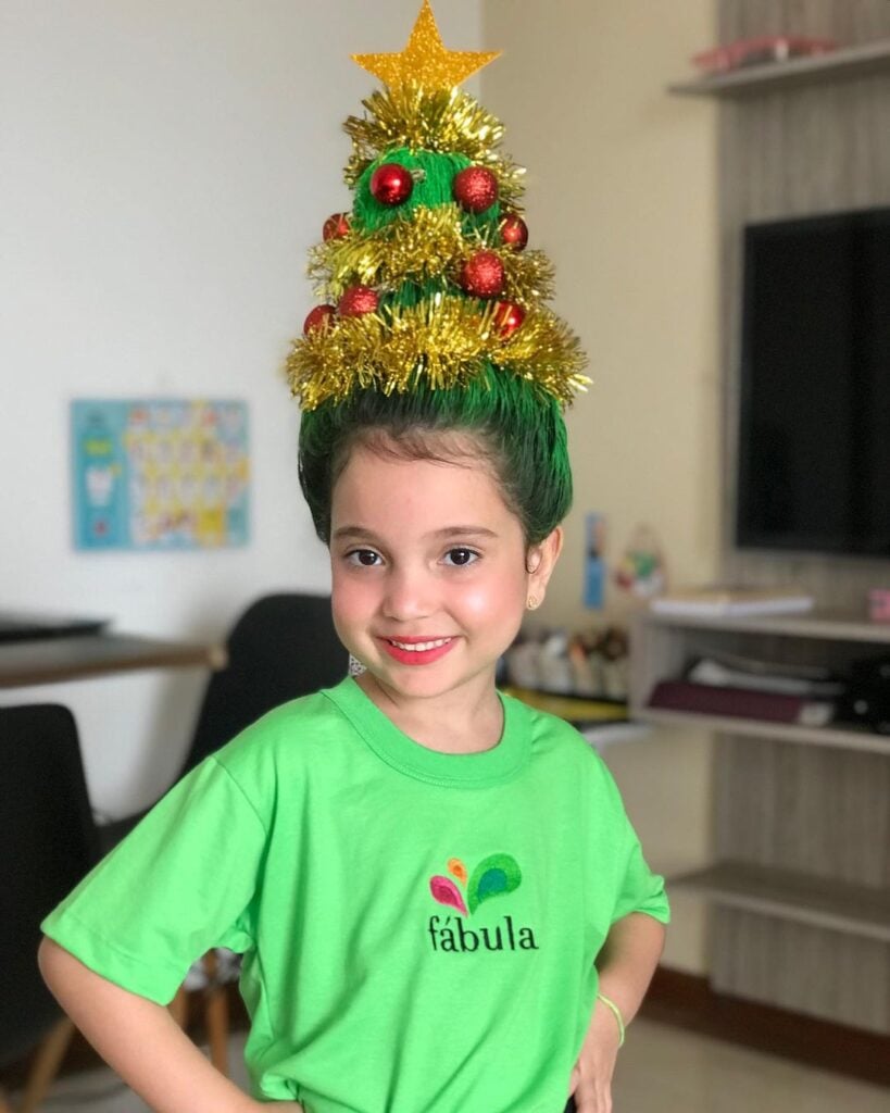 Menina com cabelo maluco de árvore de Natal