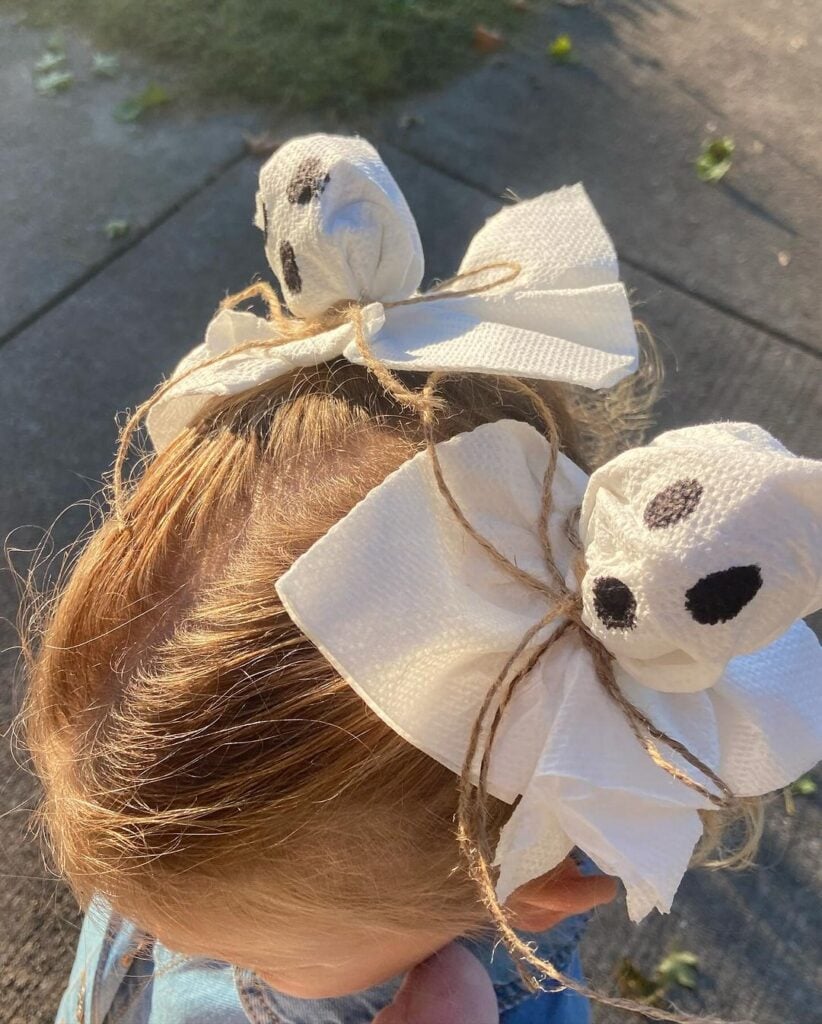 Menina com cabelo maluco de fantasma simples e fácil