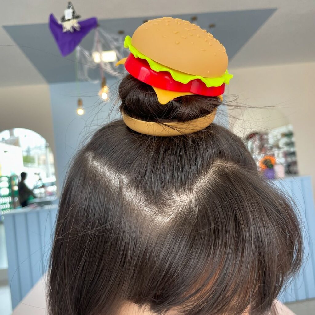 Menina com cabelo maluco de hambúrguer