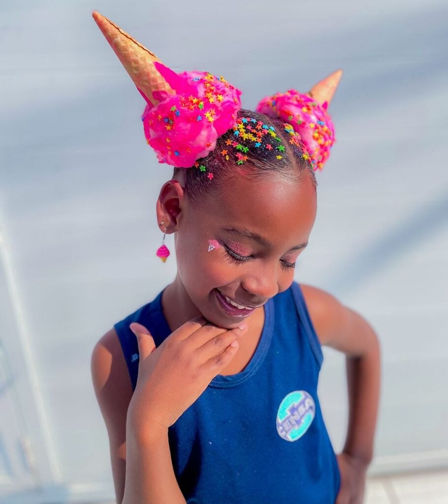 Menina com cabelo maluco de sorvete com glitter