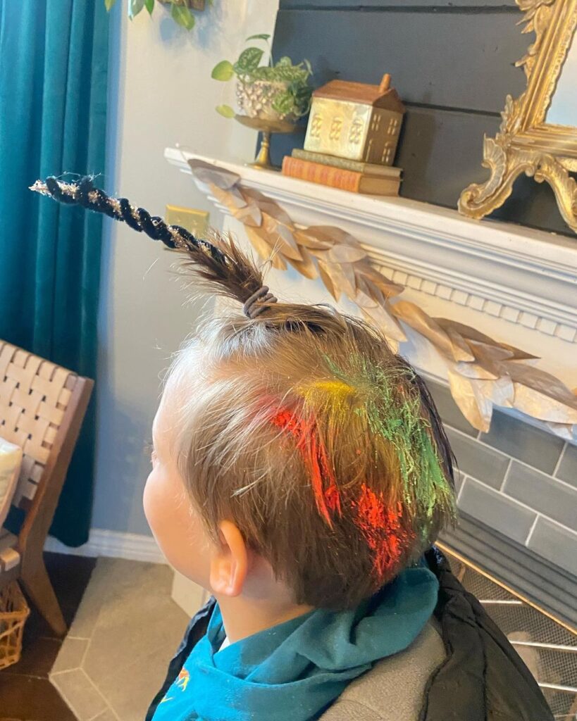 Menino com cabelo maluco, com chifre de unicórnio