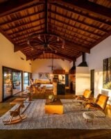 Cozinha e sala de estar de casa de campo, com portas amplas