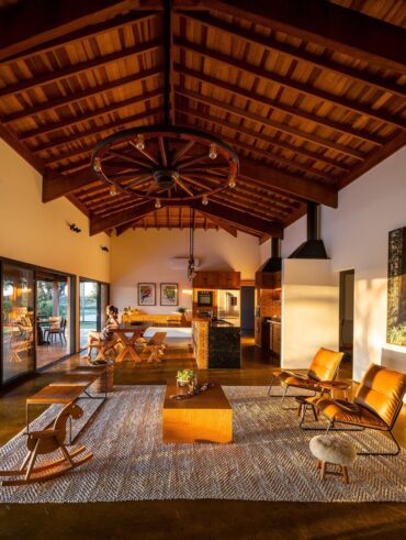 Cozinha e sala de estar de casa de campo, com portas amplas
