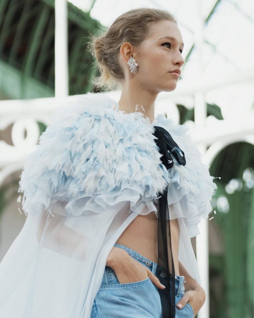 Chanel no desfile de primavera/verão 2025, evidenciando o coque como tendência de cabelo