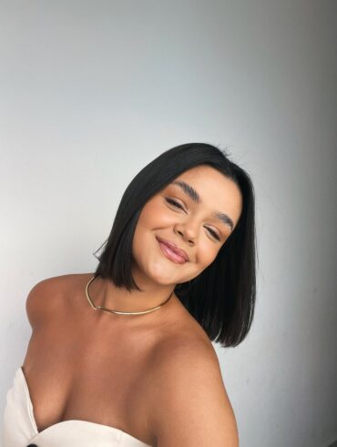 Mulher, com cabelo preto, com corte curto e chanel