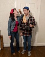 Homem e mulher com fantasia de Lorelai Gilmore e Luke Danes.