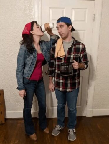 Homem e mulher com fantasia de Lorelai Gilmore e Luke Danes.